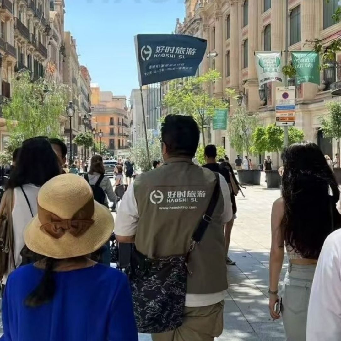 IBERIA CAIXCAR S.L. guide leading a Chinese-speaking City Walk through Barcelona’s Gothic Quarter and historic old town