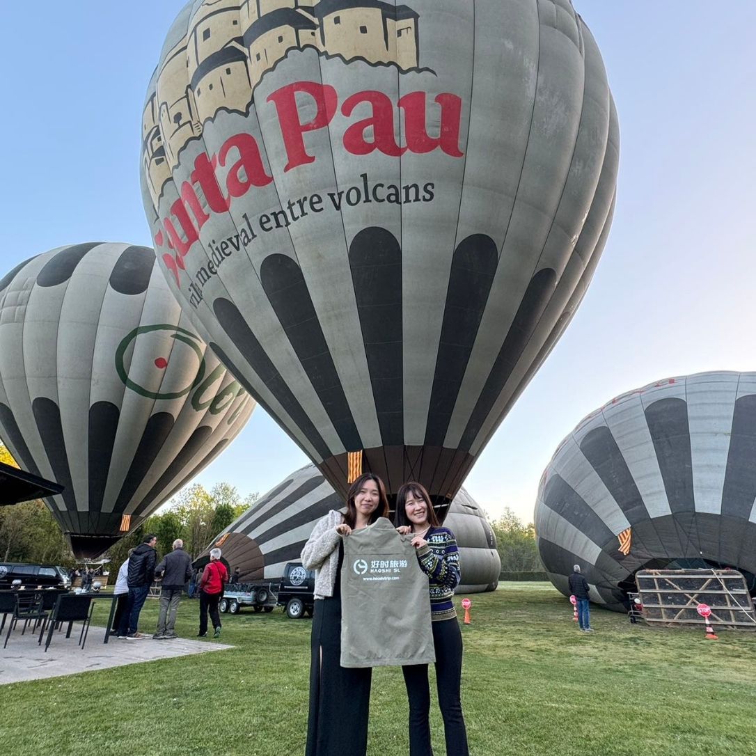 IBERIA CAIXCAR S.L. guests enjoying a hot air balloon experience in Spain as part of a customized local activity program