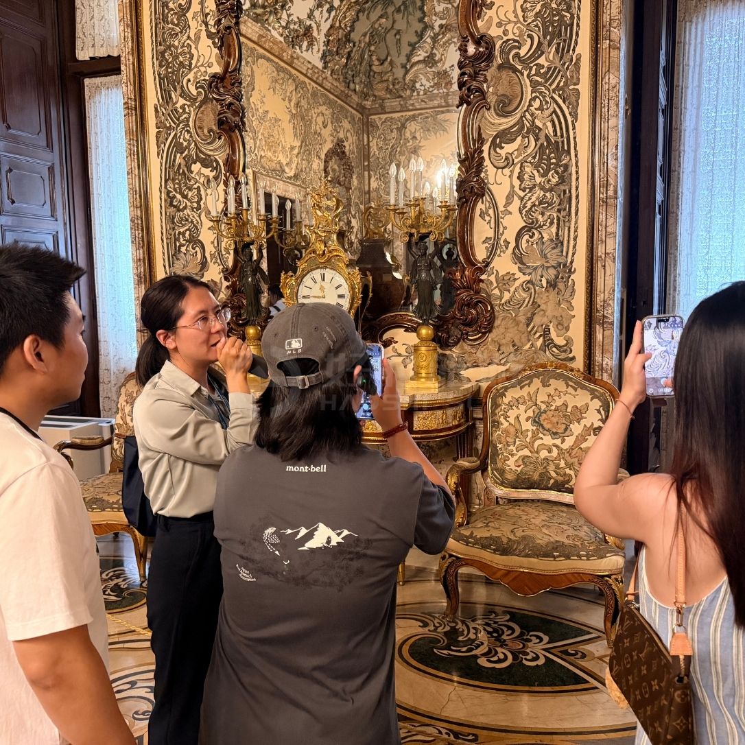 IBERIA CAIXCAR S.L. Chinese-speaking guide giving an in-depth tour inside the Royal Palace of Madrid