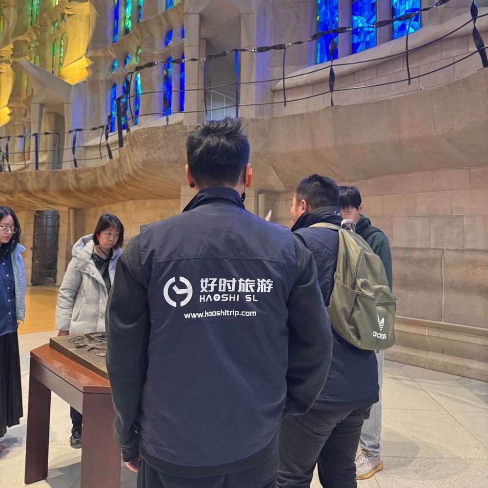 IBERIA CAIXCAR Chinese-speaking guide leading visitors inside the Sagrada Familia