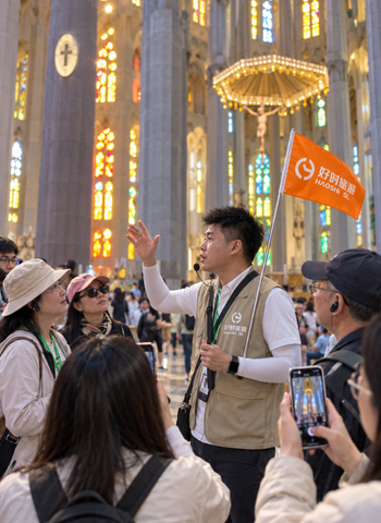 IBERIA CAIXCAR S.L. FIT & SIC operations team guiding a Chinese-speaking tour group at Sagrada Família in Barcelona