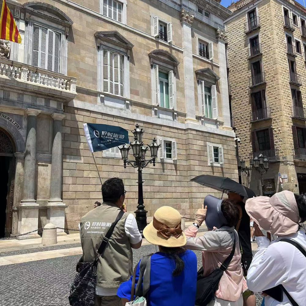 Chinese guided walking tour through a historic square in Barcelona Gothic Quarter