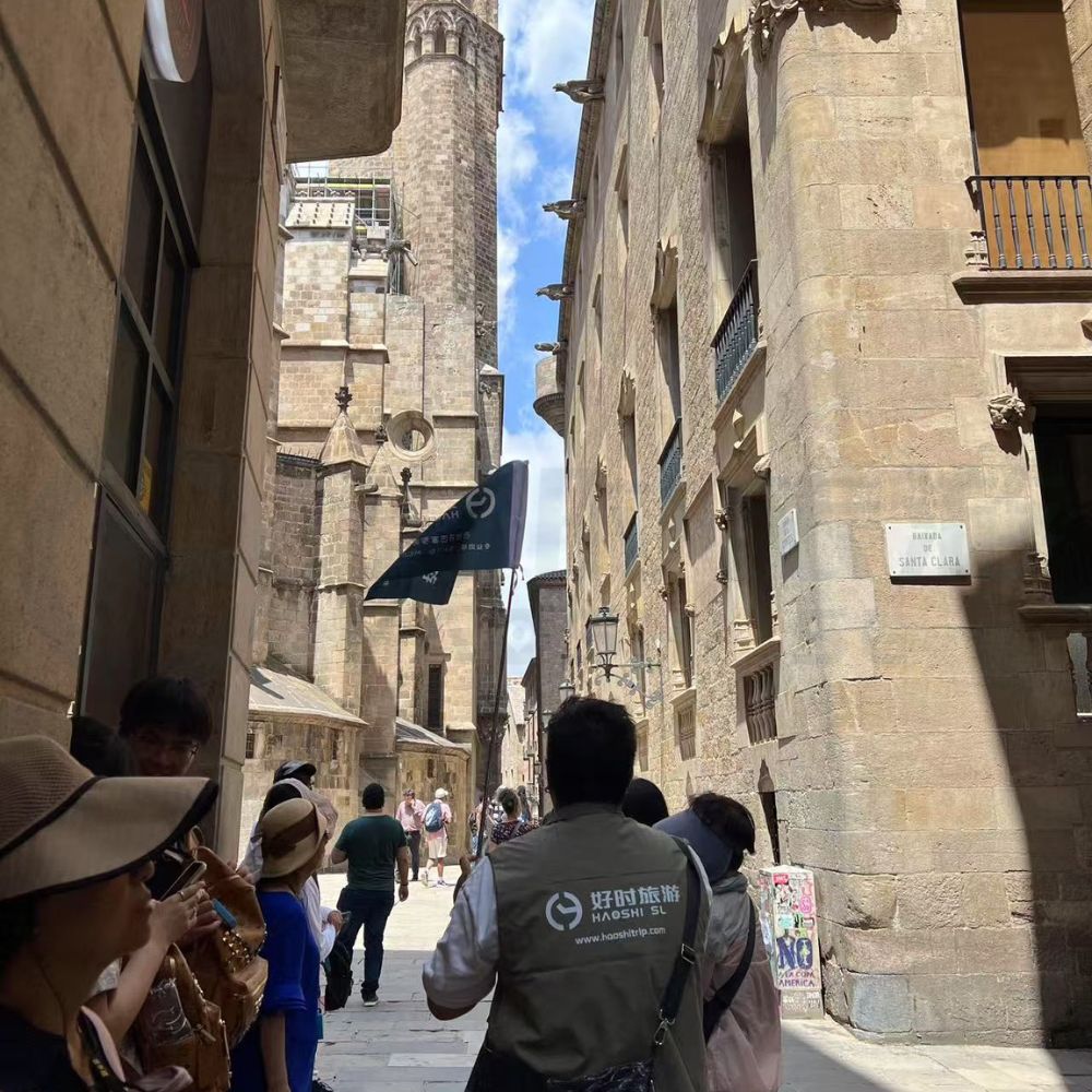 Narrow medieval street in Barcelona Gothic Quarter during a Chinese guided tour
