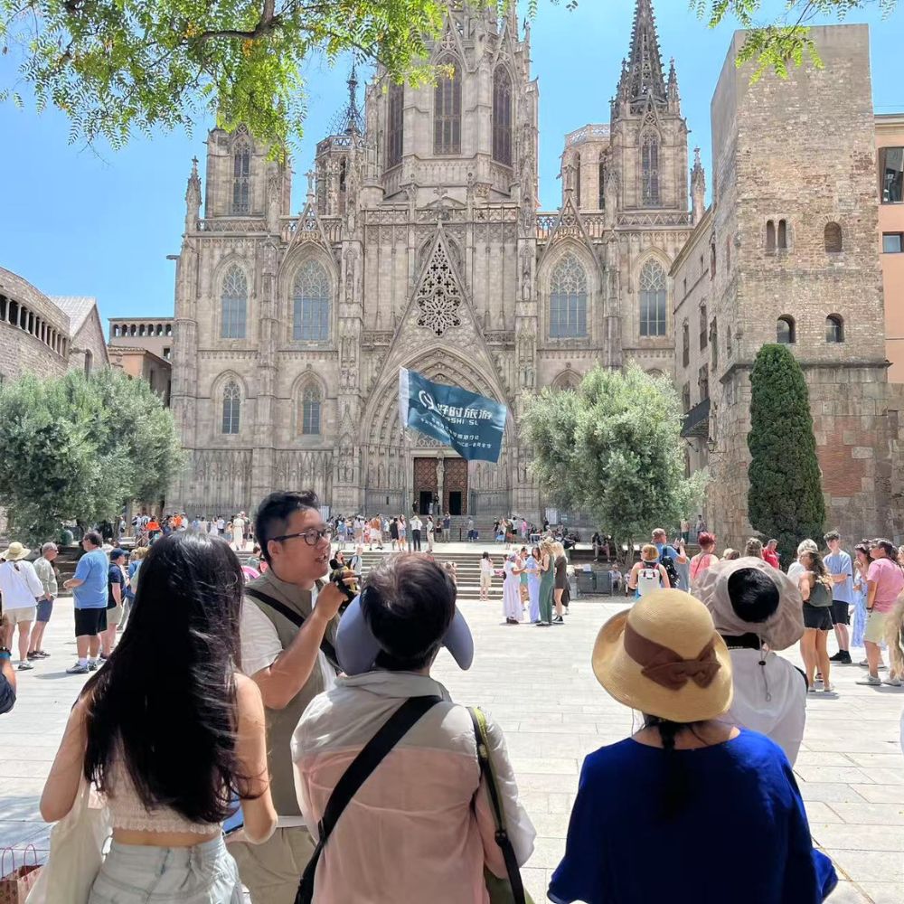 Barcelona Cathedral during a Chinese guided walking tour of the Gothic Quarter